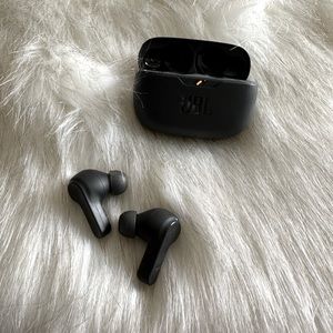 [SOLD] NEW JBL Vibe Beam wireless Bluetooth earbuds